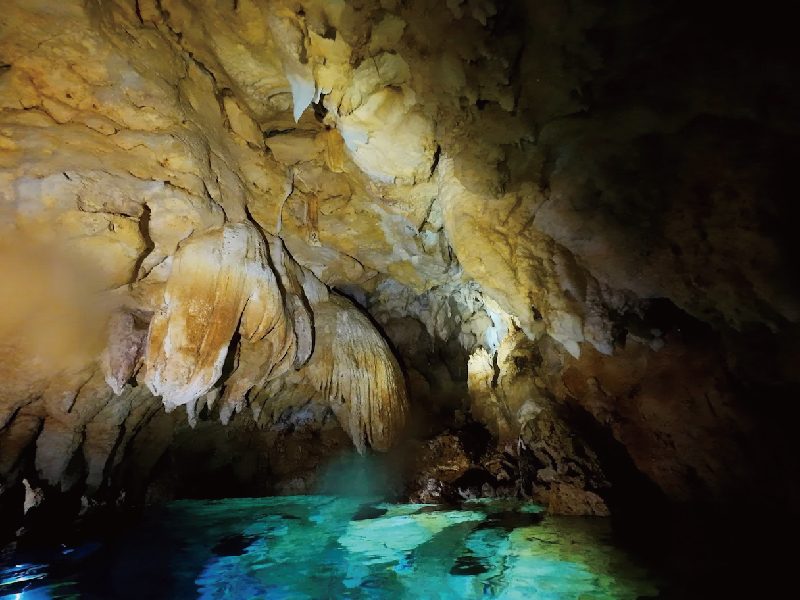 水下鐘乳石洞 CHANDELIER CAVE